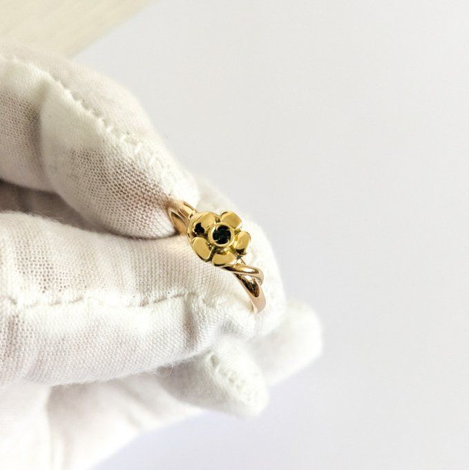 bague ancienne à décor de fleur