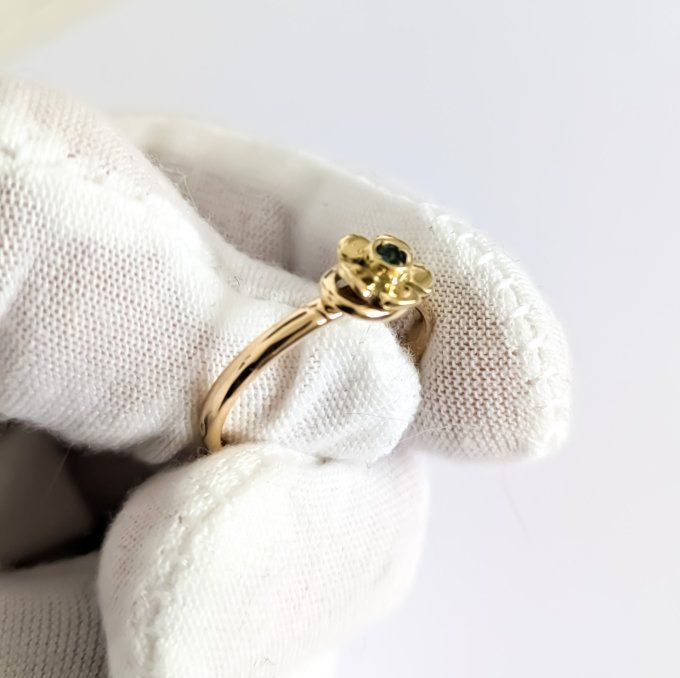 bague ancienne à décor de fleur