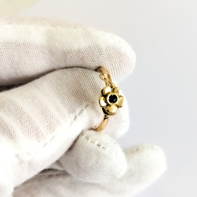 bague ancienne à décor de fleur