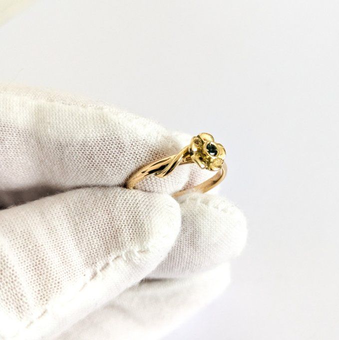 bague ancienne à décor de fleur