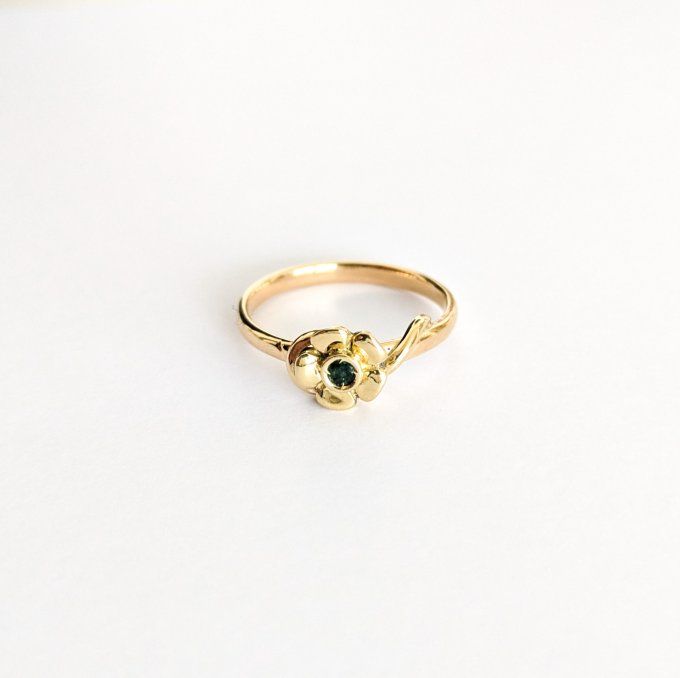 bague ancienne à décor de fleur